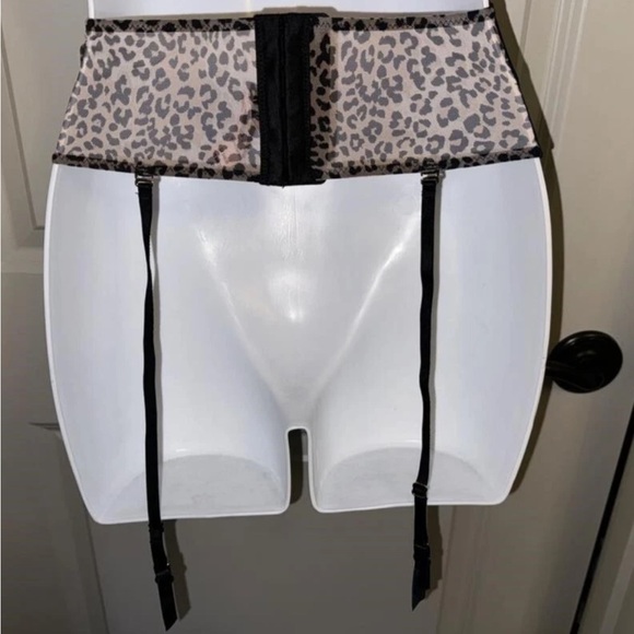 Victoria’s Secret Floral appliqué Embroidered Leopard Waist Cincher garter belt - Picture 2 of 7